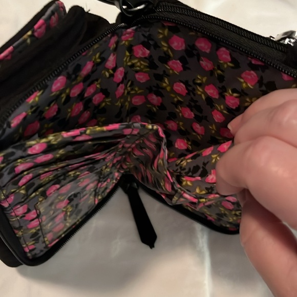 VERA BRADLEY WALLET * I do not have the crossbody strap* wallet only - Picture 5 of 6